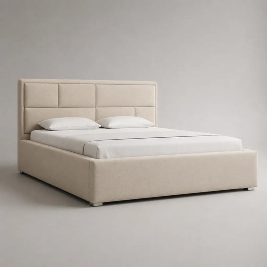 Polsterbett aus Holz und Stoff 180 x 200 cm mit gepolstertem Kopfteil und Lattenrost, Beige und Silberfarben
